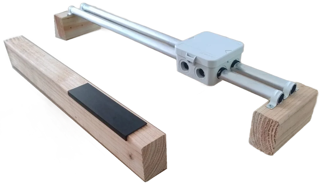 Rig A: a wooden beam with a strip of felt. Rig B: two tubes on wooden blocks with a junction box sliding along them